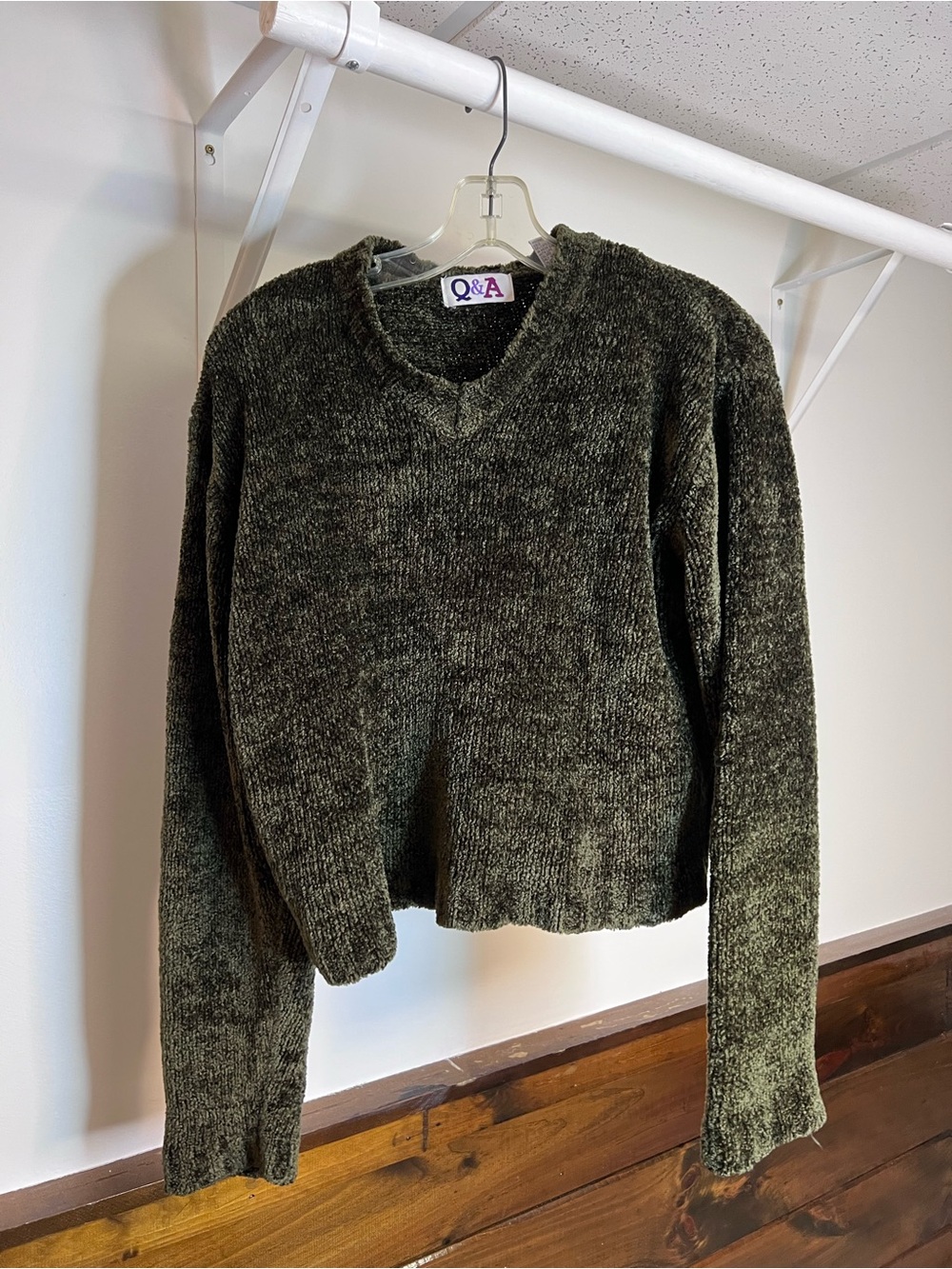 Q&A Olive Green Chenille Cropped V-Neck Women’s Sweater- L